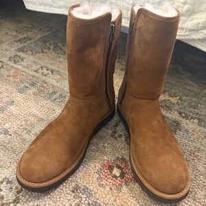UGG Aubree Short II NWT Size 7 Bun